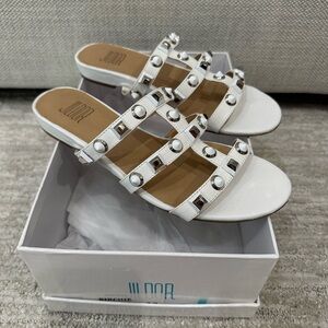 Jildor Birchie Rockstud White Sandals Size 7